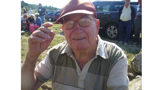 85-годишният Георги Петров от някогашното село Запалня казва , че в имот на сина му близо до потопената черква може да се построи параклис.