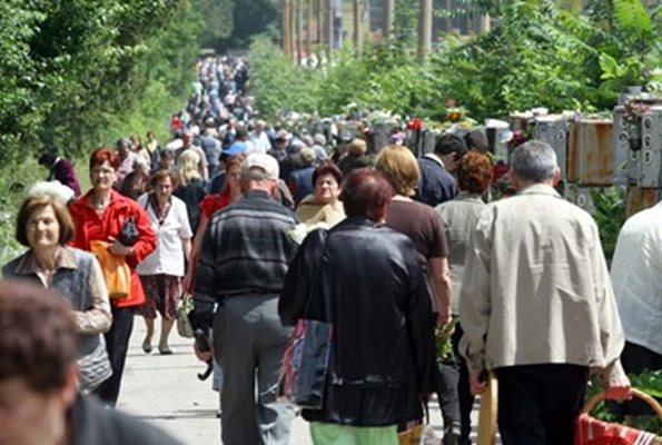 Хиляди се очакват утре на Черешова задушница в траурните паркове на Пловдив.