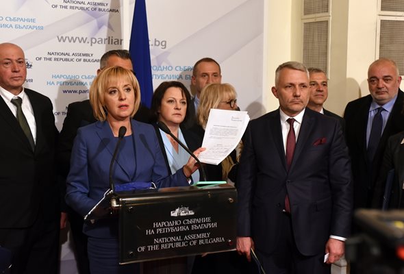Мая Манолова, Николай Хаджигенов и депутати от коалицията, когато обявиха предложението си за преизчисляване на пенсиите в парламента.