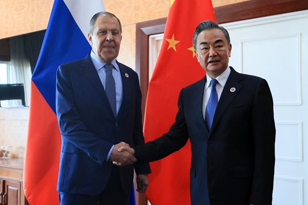 Външните министри на Русия и Китай Сергей Лавров и Ван И.
СНИМКА: РОЙТЕРС