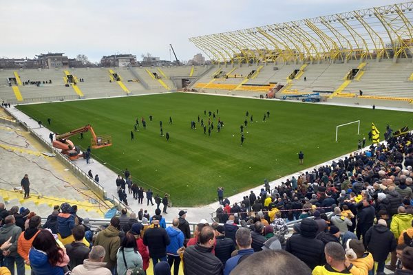 Феновете на "Ботев" аплодираха футболистите на Колежа.