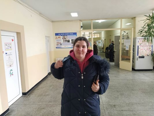 На път за работа, Елена Василева са отби да гласува.