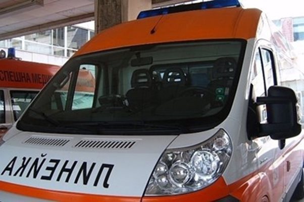 Откараха майка с две деца в болница след катастрофа между кола и тир в Пловдив