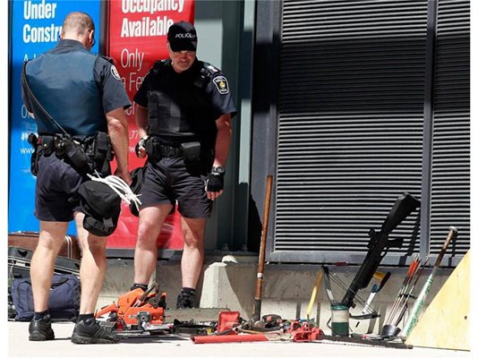 Полицаи пазят оръжейния арсенал, открит у подозрителен мъж в Торонто.