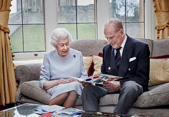 Последната официална снимка на принц Филип е от 17 ноември 2020 г. с кралица Елизабет в замъка Уиндзор.