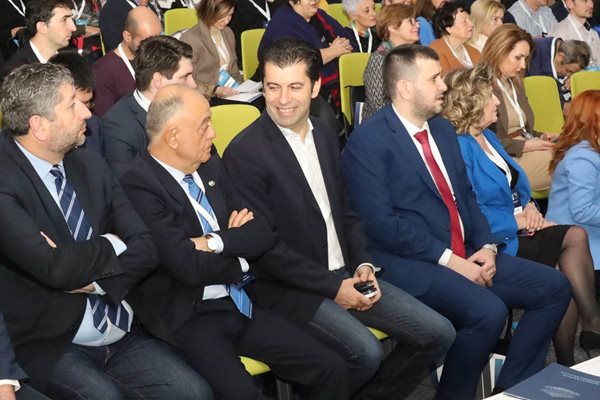 Христо Иванов, Атанас Атанасов и Кирил Петков заедно на първия ред на Националното съвещание на ДСБ.