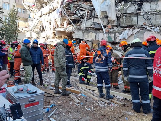 Български пожарникари в Турция спасяват жена, заклещена под отломките на срутена сграда СНИМКА: Фейсбук