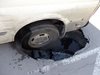 Дупка в асфалта в погълна задната гума на инкасо бус в Шумен (снимки)