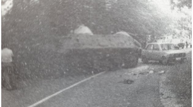 Похитителите се опитват да минат през пролуката между бронетранспортьора и колата на МВР.