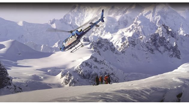 Хеликоптер на хотел Tordillo Mountain Lodge оставя екстремни скиори на върх от който ще се спуснат 