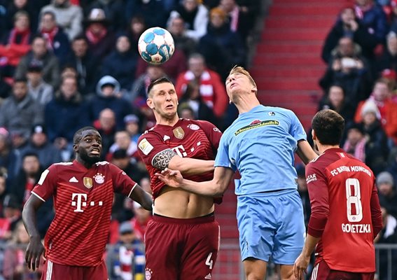 Никлас Зюле отиграва топката с глава в мач на "Байерн" срещу "Фрайбург".