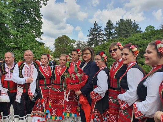 В Кърджали Корнелия Нинова присъства на надиграване, организирано от местните жени-социалистки. СНИМКА: НЕНКО СТАНЕВ