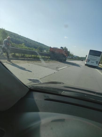 Камион се заби в мантинелата на "Тракия" към София, движението е затруднено
