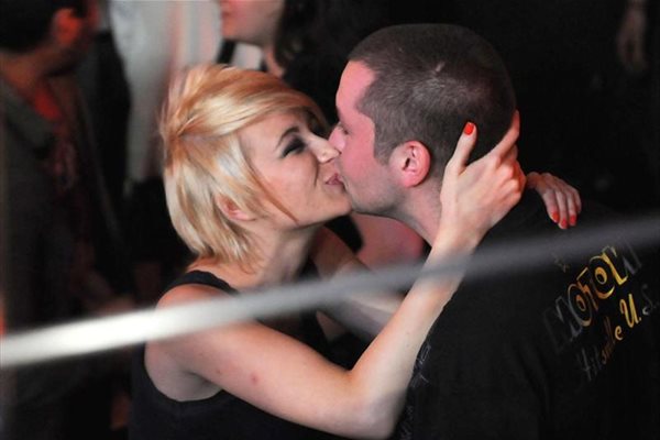 Ицо Хазарта си открадна целувка от любимата, която го чакаше в публиката.