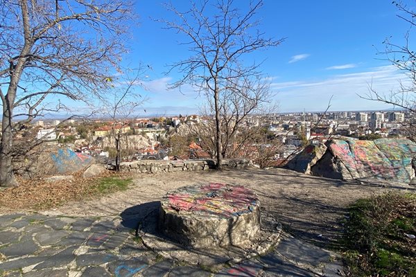 На тази площадка ще бъде поставен реконструираният воден часовник.