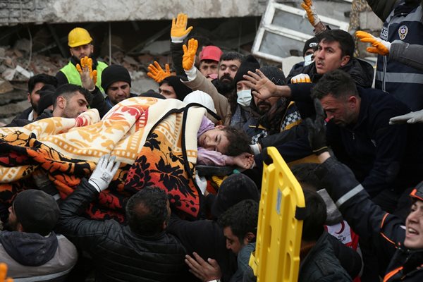 Вадят жертви изпод руините на земетресението в Турция, което стана тази нощ, на 06.02.2023 г.