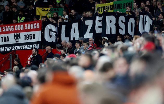Феновете на "Манчестър Юнайтед" редовно опъват плакати против братята Глейзър. СНИМКА:РОЙТЕРС