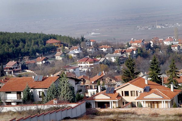 Пловдивското село Марково, популярно като  Бевърли Хилс заради построените в него големи къщи