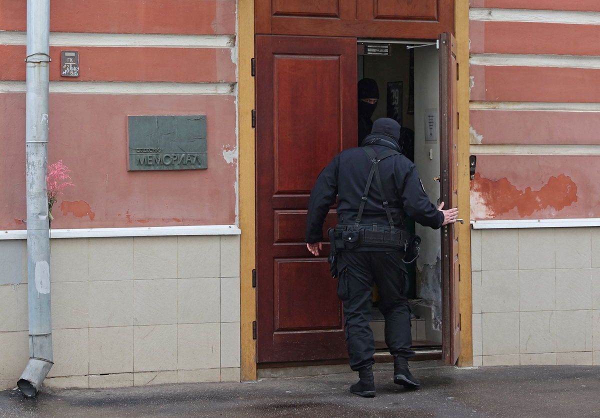 Руските сили претърсиха домовете на служители на правозащитната организация „Мемориал“ в Москва