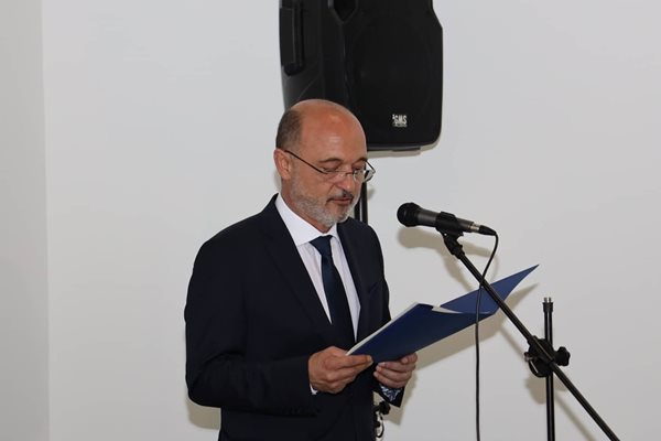 Здравният министър д-р Асен Меджидиев произнася реч по време на церемонията