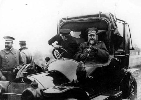 Фердинанд с шофьора си СНИМКИ: АРХИВ И ЛИЧЕН АРХИВ НА ТЕОДОСИЙ АНТОНОВ