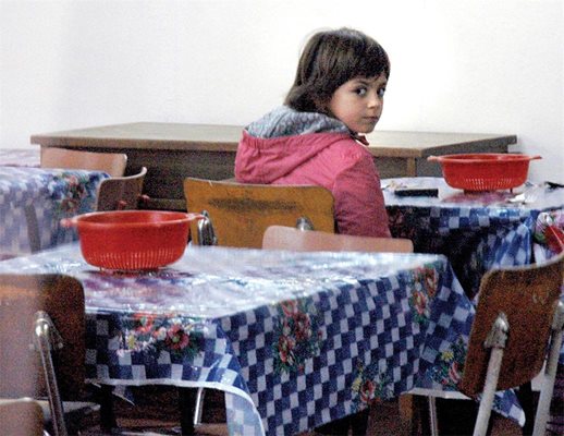 Момиченце чака обяда в столовата на ОУ "Душо Хаджидеков" в Пловдив.