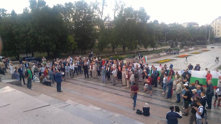 50 души протестираха за събаряне паметника на Съветската армия СНИМКИ: Митьо Маринов