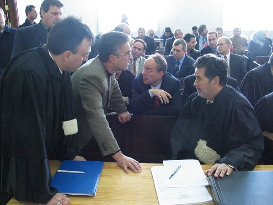 В залата на съда в Бенгази. Бизанти (вдясно) с българския посланик в Либия по онова време Здравко Велев, съветникът в посолството Румен Петров и адвокат Пламен Ялнъзов.