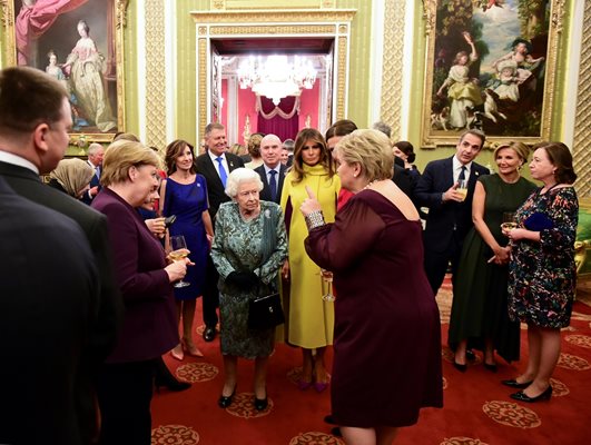 Кралицата, Мелания Тръмп и Ангела Меркел