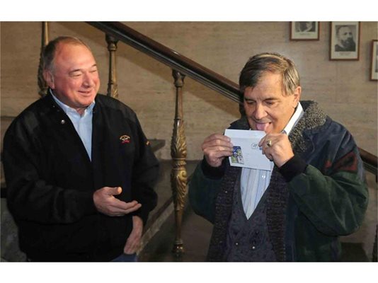 Славков се готви да изпрати писмо на домашния си адрес с току-що валидираната от него юбилейна марка за 50-годишнината на БНТ през 2009 г.
СНИМКА: БУЛФОТО