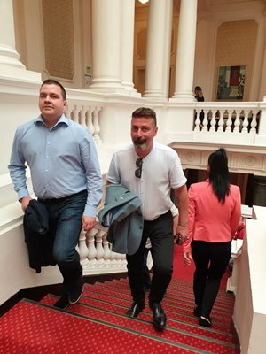 Филип Станев и Станислав Балабанов влизат на заседанието на групата на ИТН.
