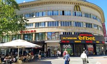 Тарторът на бандата, източила над 50 млн. паунда в Англия, върти бизнес в центъра на Пловдив (снимки)
