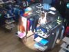 "Дръжте крадеца": Обират магазин със заглушителни устройства (Видео)