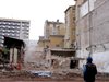 Майстори къртели дъски от падналата сграда на “Алабин”