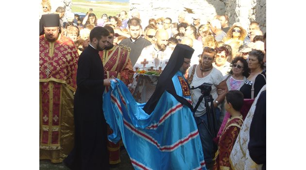 Старозагорският митрополит Киприан дал обет пред себе си и пред Свети Йоан Рилски Чудотворец, патрон на храма, че ще служи в него всяка година на същата дата.