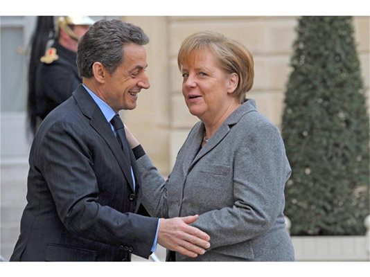 Само преди 10 дни Ангела Меркел отново заяви, че Германия не иска Гърция да излиза от еврозоната. Това ще доведе до непредвидими последици, каза канцлерът. На малката снимка вляво - финансовият министър Венизелос обсъжда финансовите мерки с президента на Гърция Каролос Папуляс.
СНИМКИ: РОЙТЕРС

