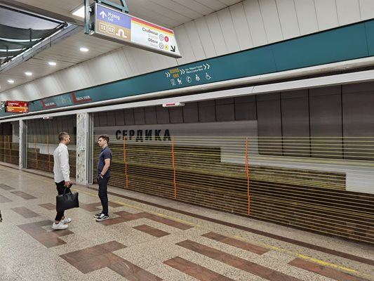 Автоматичните преградни врати на метростанция “Сердика”