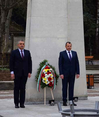 Венец пред Паметника на свободата поднесоха кметът инж. Дилян Млъзев и председателят на Общински съвет Елена Стоян Златев.

Снимка: Община Елена