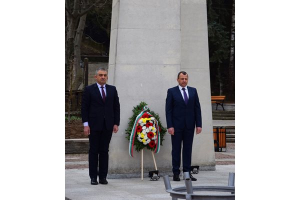 Венец пред Паметника на свободата поднесоха кметът инж. Дилян Млъзев и председателят на Общински съвет Елена Стоян Златев.

Снимка: Община Елена