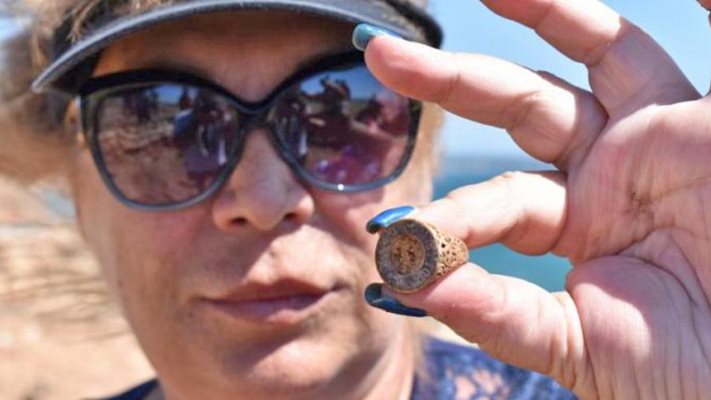 Доц. Бони Петрунова показва пръстена, намерен преди четири години
