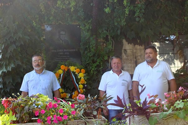 Директорът на Университетските ботанически градини в София, Варна и Балчик д-р Красимир Косев (най-вдясно), заедно с Пламен Цеков, технически ръководител в градината в Балчик, и деканът на Биологическия факултет на СУ Стоян Шишков - на 61-ата годишнина на градината.