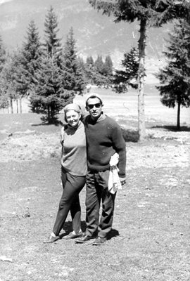Двамата на разходка в планината в началото на тяхната любов. Женят се през 1962 г.