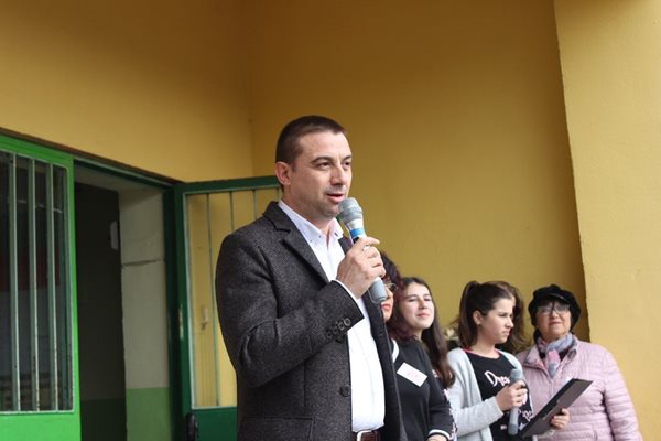 Димитър Колев отправи пожелание към учениците.