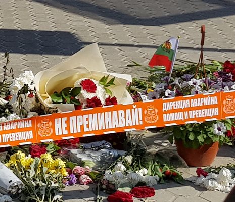 Цветя на мястото, където загина тв журналистът Милен Цветков
