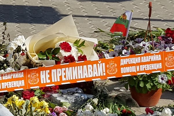 Цветя на мястото, където загина тв журналистът Милен Цветков