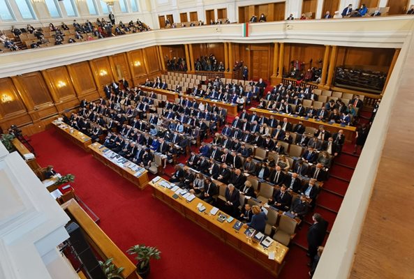 Депутатите от 45-ия парламент върнаха пленарните заседания в сградата на площад “Народно събрание” 2.

СНИМКА: ЙОРДАН СИМЕОНОВ