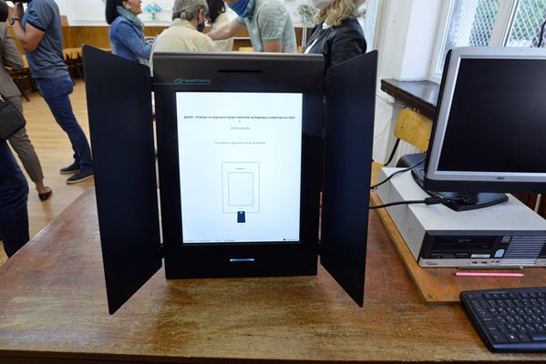 Едно от петте експериментални гласувания с машина. СНИМКА: ЙОРДАН СИМЕОНОВ