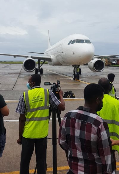 Първият директен полет от България до Сейшели
кацна в столицата Виктория днес рано сутринта.
Снимки: Seychelles Honorary Consulate General in Sofia