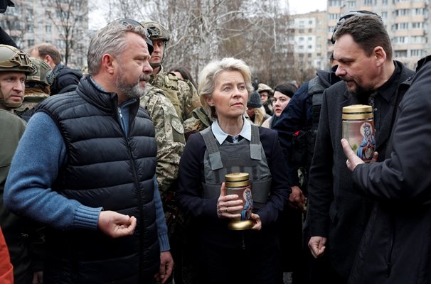 Председателката на Европейската комисия Урсула фон дер Лайен пристигна в украинския град Буча. Снимка Ройтерс