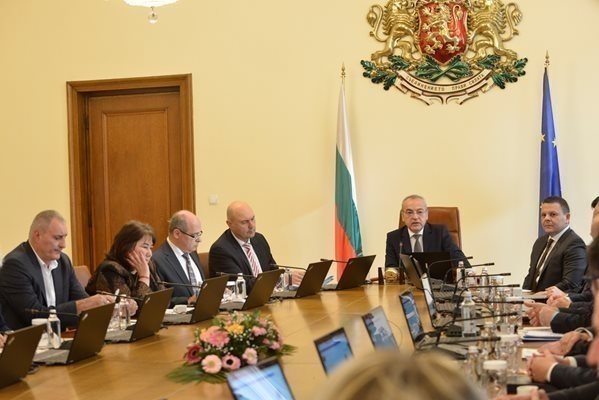 Заседание на служебния кабинет начело с премиера Гълъб Донев СНИМКА: Йордан Симеонов